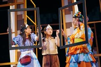 兵庫県立ピッコロ劇団 ファミリー劇場「タラレバ幽霊とタカラの山」より。（撮影：堀川高志 / kutowans studio）