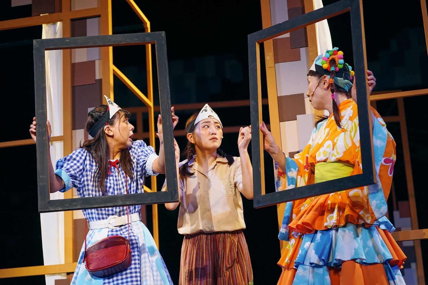 兵庫県立ピッコロ劇団 ファミリー劇場「タラレバ幽霊とタカラの山」より。（撮影：堀川高志 / kutowans studio）