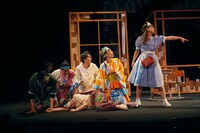 兵庫県立ピッコロ劇団 ファミリー劇場「タラレバ幽霊とタカラの山」より。（撮影：堀川高志 / kutowans studio）