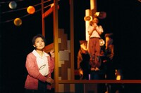 兵庫県立ピッコロ劇団 ファミリー劇場「タラレバ幽霊とタカラの山」より。（撮影：堀川高志 / kutowans studio）