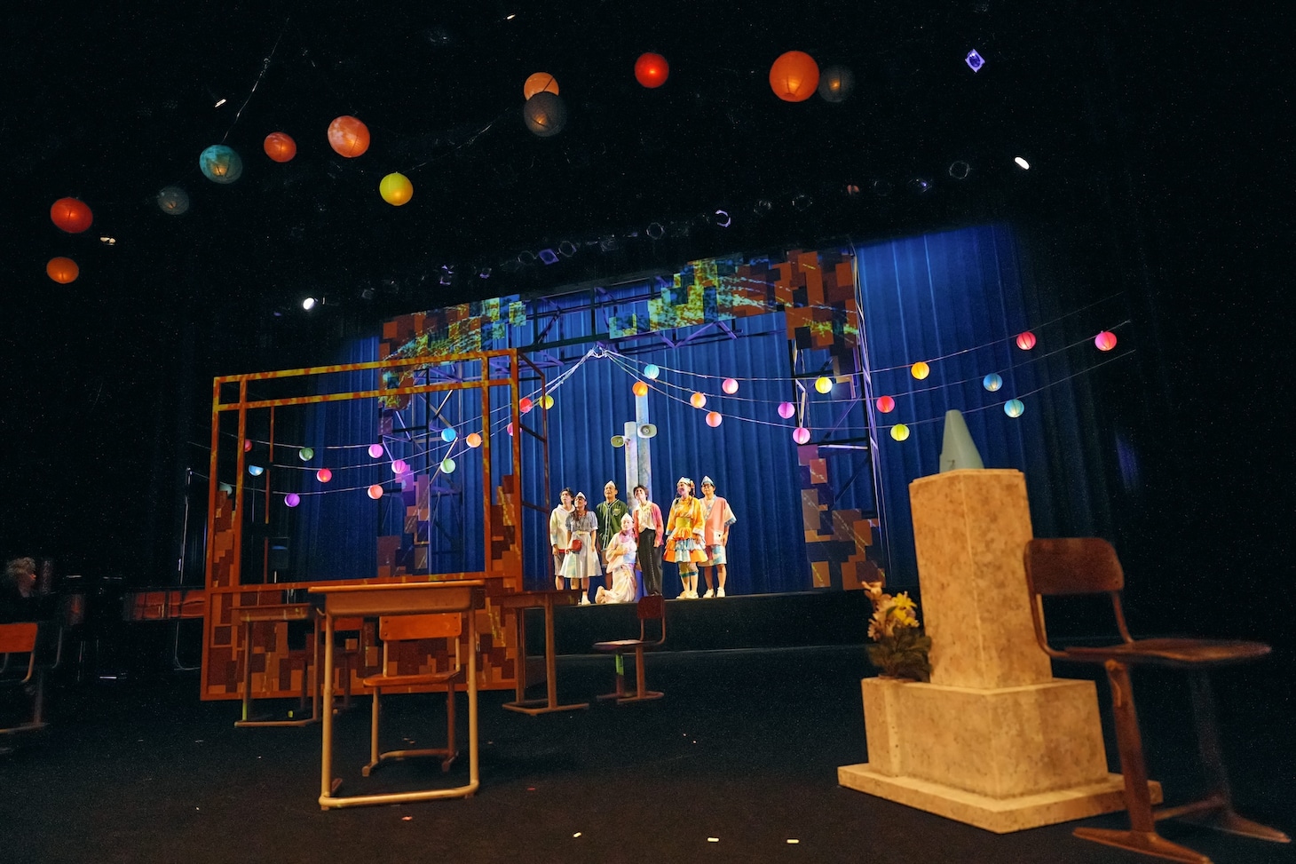 兵庫県立ピッコロ劇団 ファミリー劇場「タラレバ幽霊とタカラの山」より。（撮影：堀川高志 / kutowans studio）