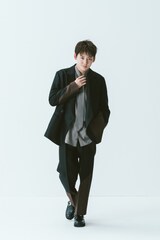 牧島輝がアニメ「穏やか貴族の休暇のすすめ。」OP主題歌担当、1stミニアルバムの発売も