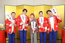 「初笑い！ 松竹新喜劇 新春お年玉公演」取材会より、左から曽我廼家桃太郎、渋谷天笑、久本雅美、藤山扇治郎、曽我廼家一蝶。