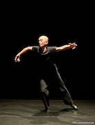 勅使川原三郎ソロダンス「空耳」が上演中、“聴く”をテーマにした「ぼく（自）身の午後への前奏曲」