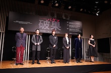ミュージカル「破果」制作発表記者会見より。左から一色隆司、中山優馬、浦井健治、花總まり、武田真治、熊谷彩春。