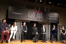 武田真治（右から2番目）がイ・ジナ（左から2番目）に感謝を述べる様子。