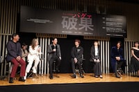 中山優馬（中央左）に「ハンサム」と熱視線を送るイ・ジナ（左から2番目）。