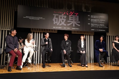 中山優馬（中央左）に「ハンサム」と熱視線を送るイ・ジナ（左から2番目）。