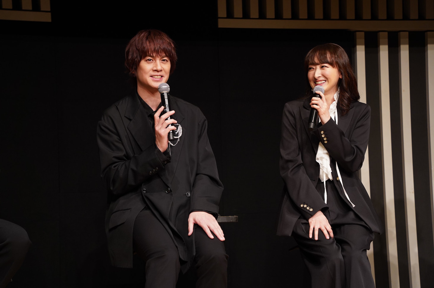 花總まり（右）との初共演を喜ぶ浦井健治（左）。