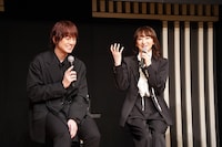 浦井健治（左）に「陽気なイメージ」があると話す花總まり（右）。