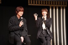 浦井健治（左）に「陽気なイメージ」があると話す花總まり（右）。