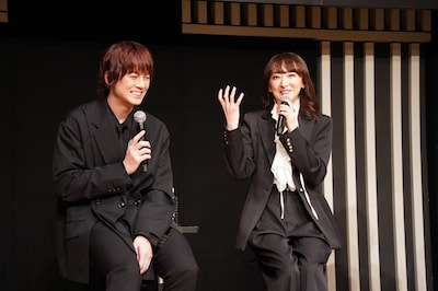 浦井健治（左）に「陽気なイメージ」があると話す花總まり（右）。