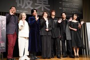 ミュージカル「破果」制作発表記者会見より。左から一色隆司、イ・ジナ、武田真治、花總まり、浦井健治、中山優馬、熊谷彩春。