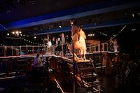 音楽劇「三文オペラ 歌舞伎町の絞首台」より。（撮影：寺司正彦）