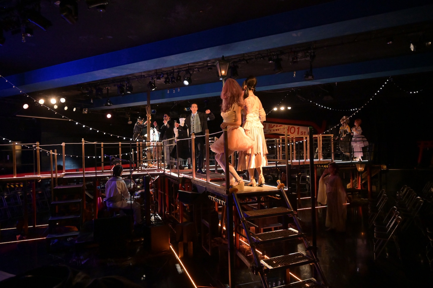 音楽劇「三文オペラ 歌舞伎町の絞首台」より。（撮影：寺司正彦）