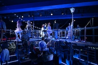 音楽劇「三文オペラ 歌舞伎町の絞首台」より。（撮影：寺司正彦）