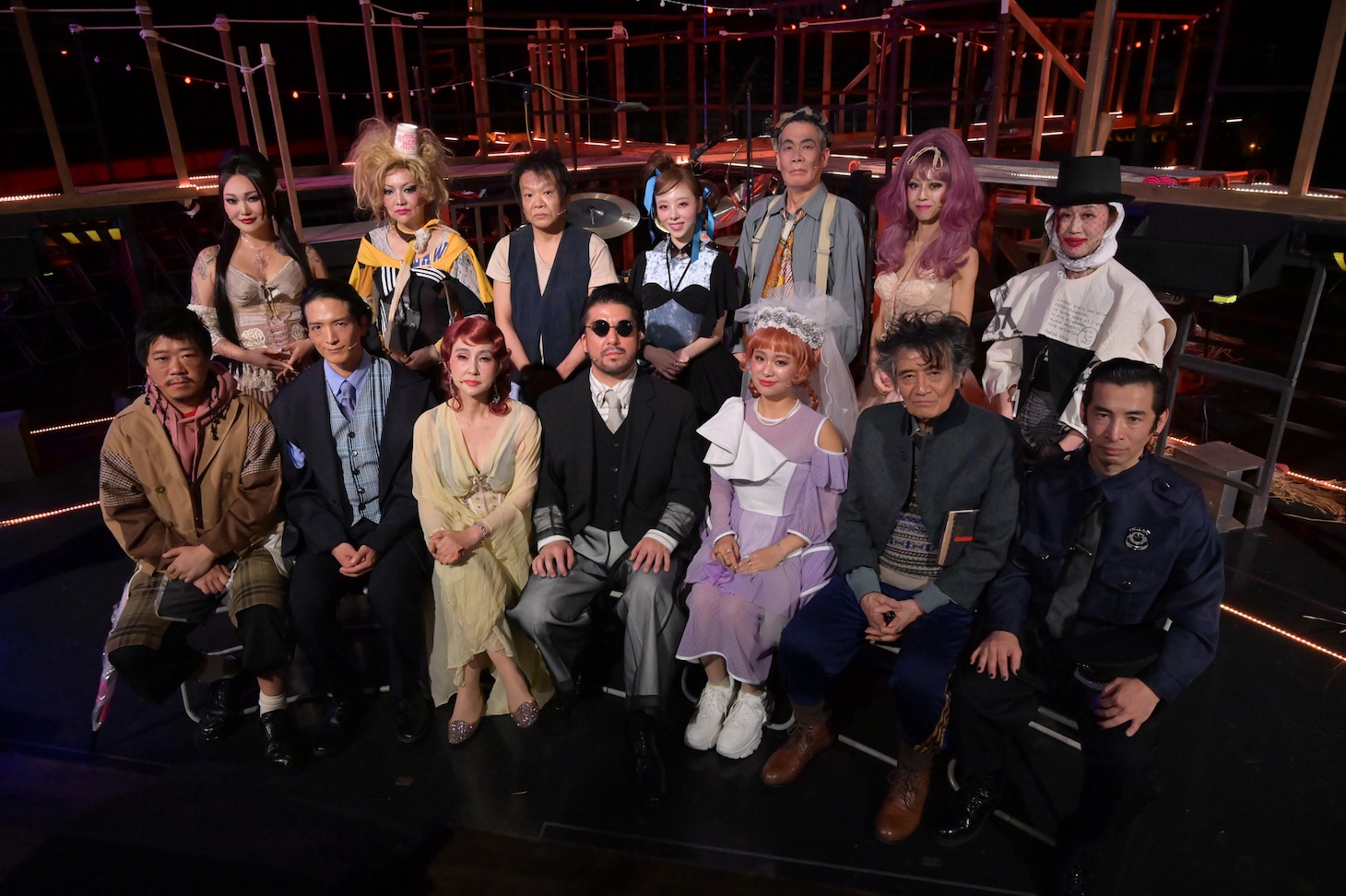 音楽劇「三文オペラ 歌舞伎町の絞首台」のカンパニーメンバー。（撮影：寺司正彦）