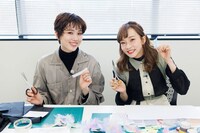 左から彩風咲奈、彩みちる。