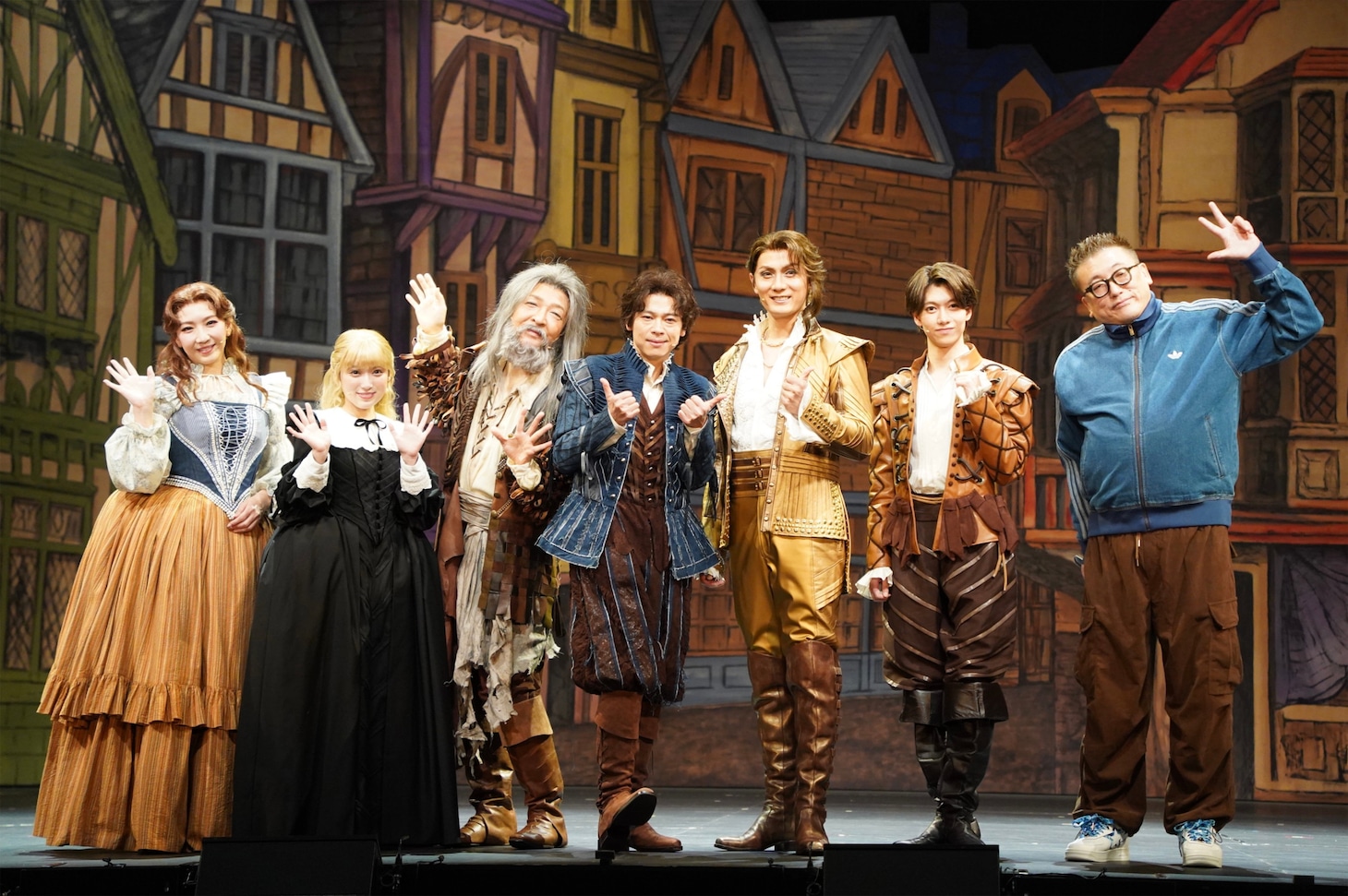 ミュージカル「サムシング・ロッテン！」開幕直前取材より。左から瀬奈じゅん、矢吹奈子、石川禅、中川晃教、加藤和樹、大東立樹、福田雄一。