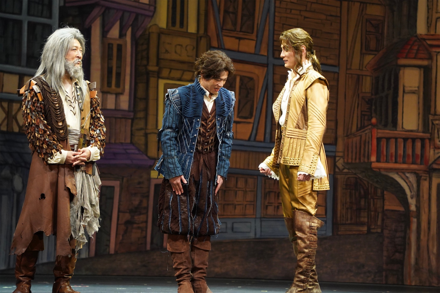 加藤和樹（右）のきらびやかな衣裳とは対照的に、あえて地味に作られた自身の衣裳を比較する中川晃教（中央）。