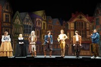 ダメ男っぷりを福田雄一（一番右）に褒められ、ガッツポーズする中川晃教（中央）。