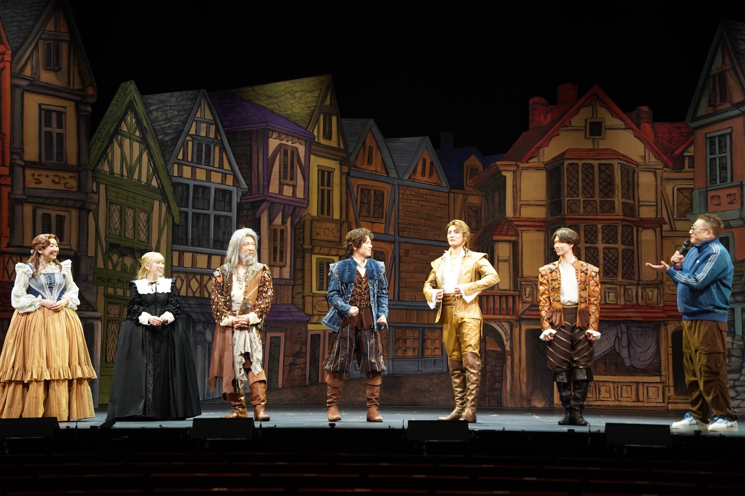 ダメ男っぷりを福田雄一（一番右）に褒められ、ガッツポーズする中川晃教（中央）。