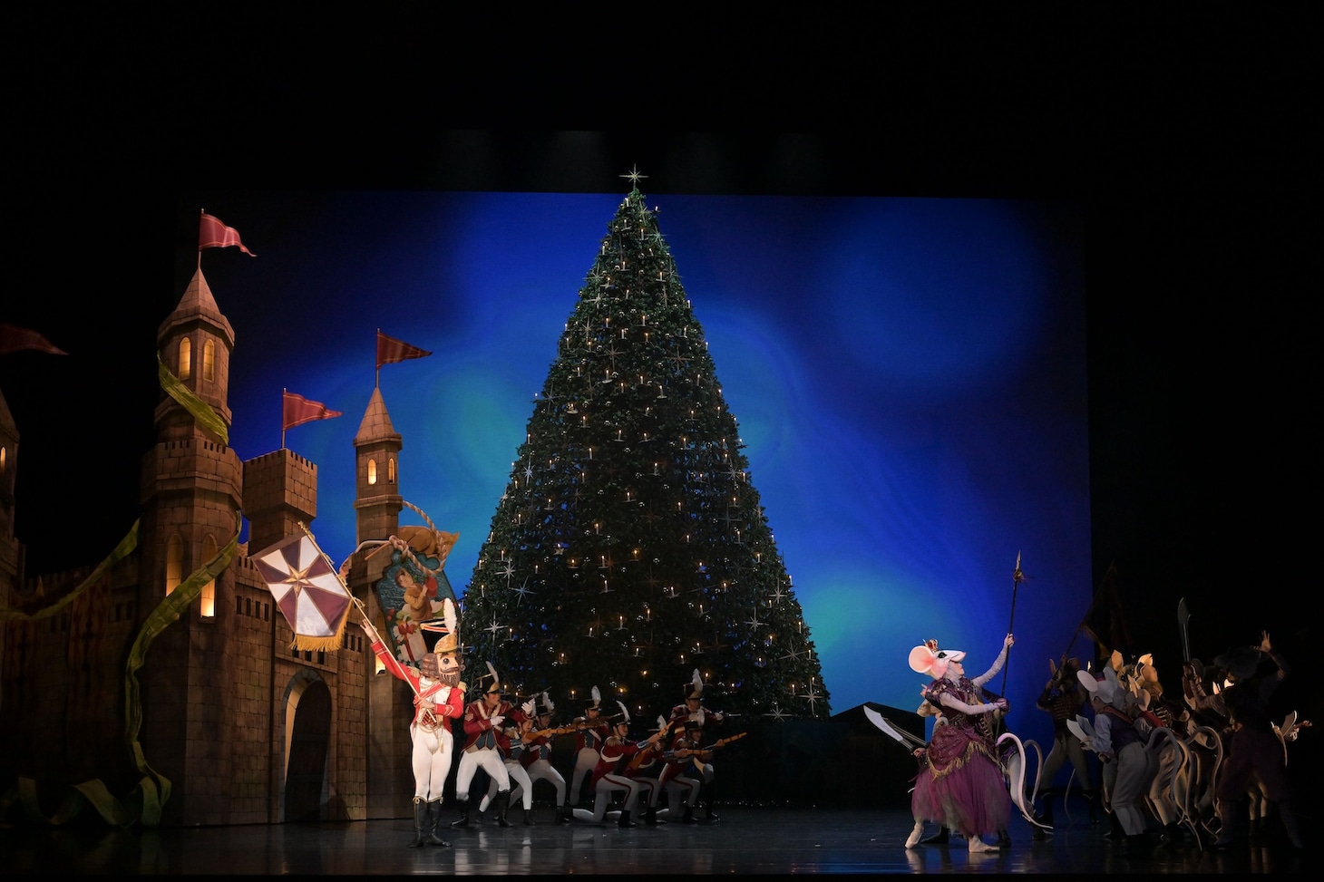 2025/2026 シーズン 新国立劇場バレエ団「くるみ割り人形」より。（撮影：鹿摩隆司）