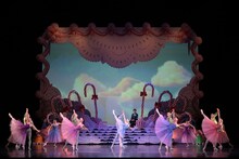 新国立劇場バレエ団「くるみ割り人形」開幕、吉田都「魔法に溢れた心温まる舞台」