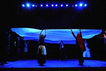 いいむろなおきマイムカンパニー「走れ！走れ！！走れ！！！」より。（撮影：阿部昌也）