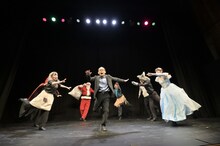 いいむろなおきマイムカンパニー「走れ！走れ！！走れ！！！」より。（撮影：阿部昌也）