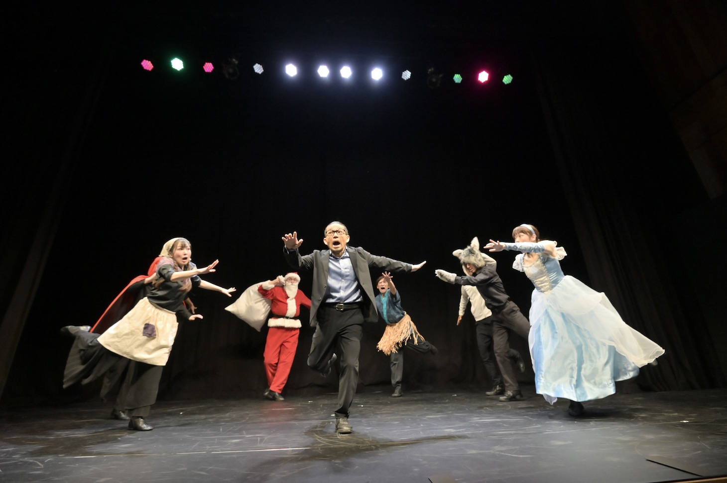 いいむろなおきマイムカンパニー「走れ！走れ！！走れ！！！」より。（撮影：阿部昌也）