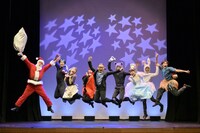 いいむろなおきマイムカンパニー「走れ！走れ！！走れ！！！」より。（撮影：阿部昌也）