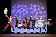 いいむろなおきマイムカンパニー「走れ！走れ！！走れ！！！」より。（撮影：阿部昌也）