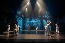 シアタートラム・ネクストジェネレーション vol.17 -フィジカル- MWMW「どこにもない場所」より。（撮影：松本和幸）