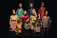 兵庫県立ピッコロ劇団 ファミリー劇場「タラレバ幽霊とタカラの山」より。（撮影：堀川高志 / kutowans studio）