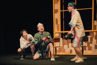 兵庫県立ピッコロ劇団 ファミリー劇場「タラレバ幽霊とタカラの山」より。（撮影：堀川高志 / kutowans studio）