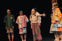 兵庫県立ピッコロ劇団 ファミリー劇場「タラレバ幽霊とタカラの山」より。（撮影：堀川高志 / kutowans studio）