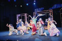 兵庫県立ピッコロ劇団 ファミリー劇場「タラレバ幽霊とタカラの山」より。（撮影：堀川高志 / kutowans studio）