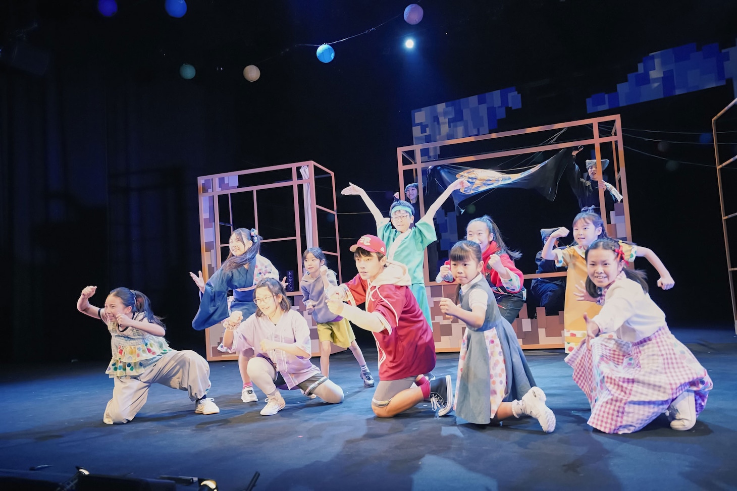 兵庫県立ピッコロ劇団 ファミリー劇場「タラレバ幽霊とタカラの山」より。（撮影：堀川高志 / kutowans studio）