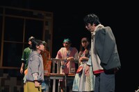 兵庫県立ピッコロ劇団 ファミリー劇場「タラレバ幽霊とタカラの山」より。（撮影：堀川高志 / kutowans studio）