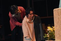 兵庫県立ピッコロ劇団 ファミリー劇場「タラレバ幽霊とタカラの山」より。（撮影：堀川高志 / kutowans studio）