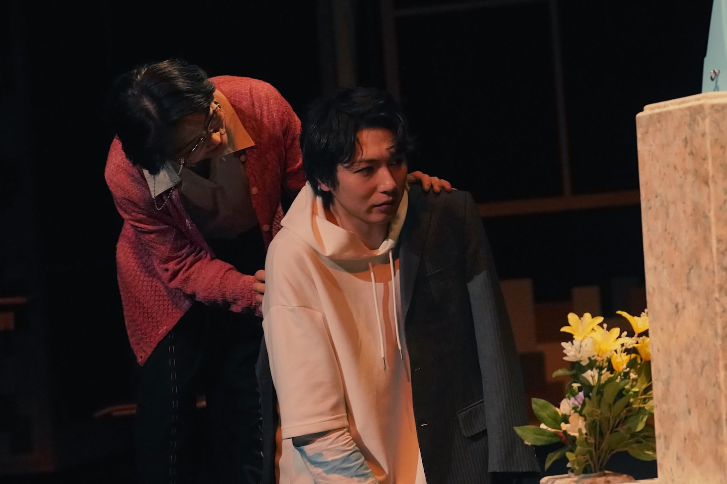 兵庫県立ピッコロ劇団 ファミリー劇場「タラレバ幽霊とタカラの山」より。（撮影：堀川高志 / kutowans studio）