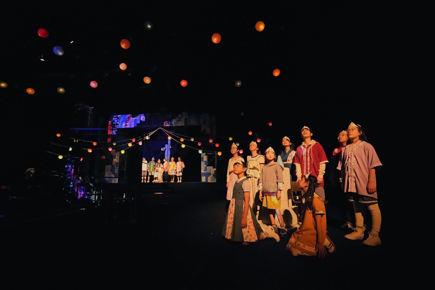 兵庫県立ピッコロ劇団 ファミリー劇場「タラレバ幽霊とタカラの山」より。（撮影：堀川高志 / kutowans studio）