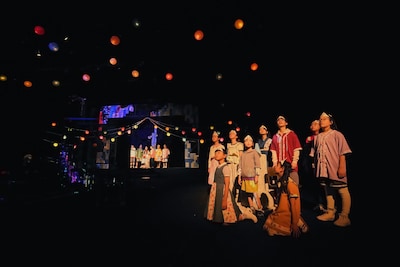 兵庫県立ピッコロ劇団 ファミリー劇場「タラレバ幽霊とタカラの山」より。（撮影：堀川高志 / kutowans studio）