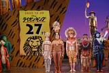 劇団四季 ディズニーミュージカル「ライオンキング」27周年カーテンコールより。中央がスカー役の北澤裕輔。©Disney
