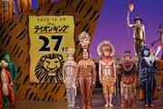 劇団四季 ディズニーミュージカル「ライオンキング」27周年カーテンコールより。中央がスカー役の北澤裕輔。©Disney