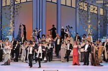 新国立劇場オペラ「こうもり」演出はハインツ・ツェドニク