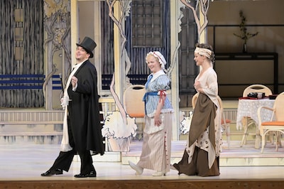 新国立劇場「こうもり」より。（撮影：鹿摩隆司）