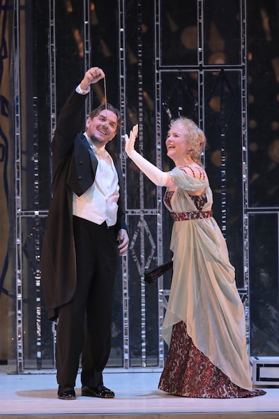 新国立劇場「こうもり」より。（撮影：鹿摩隆司）