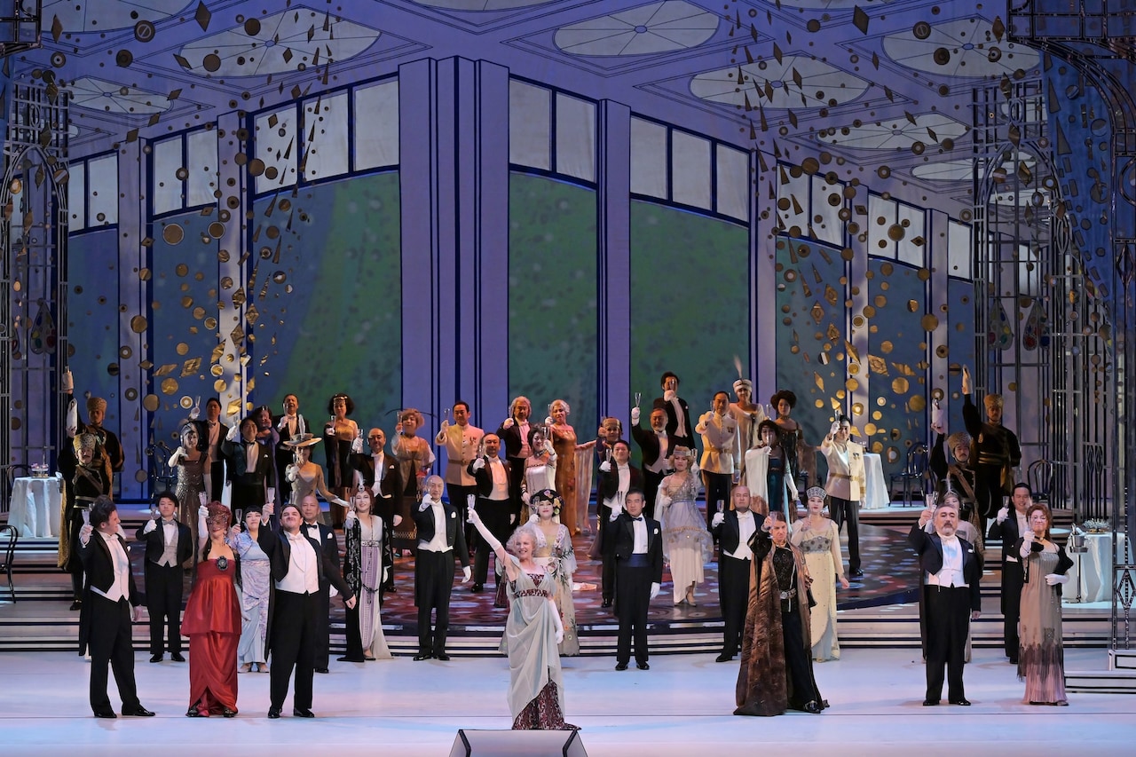 新国立劇場「こうもり」より。（撮影：鹿摩隆司）